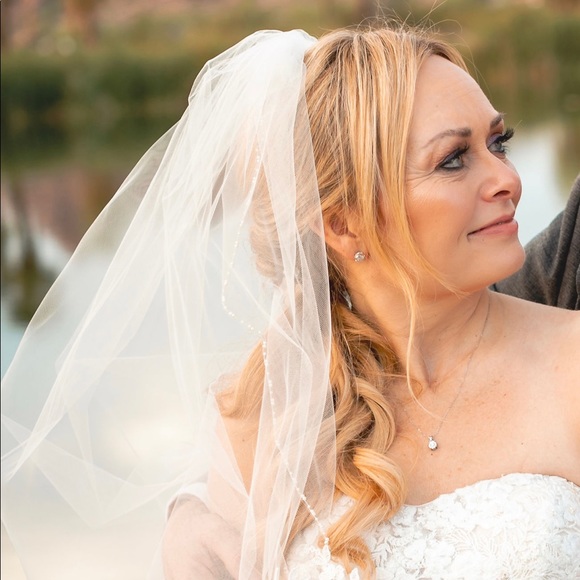 Beautiful wedding dress, veil and slip… worn once. - Picture 14 of 15